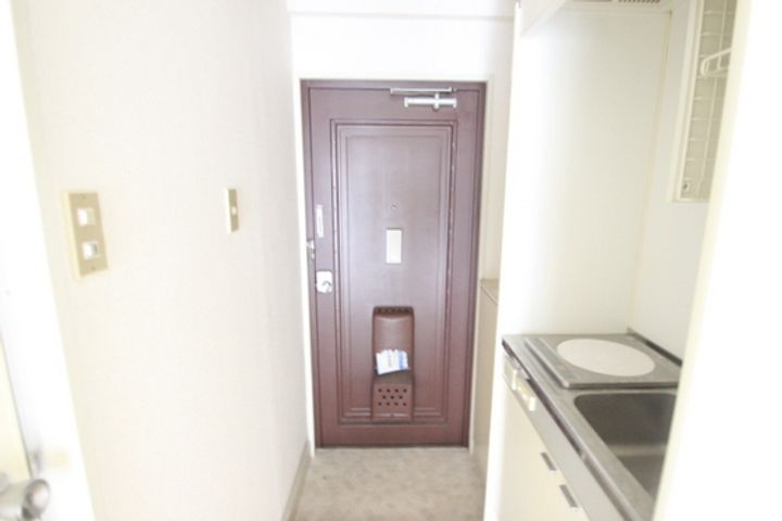 西原マンションの玄関