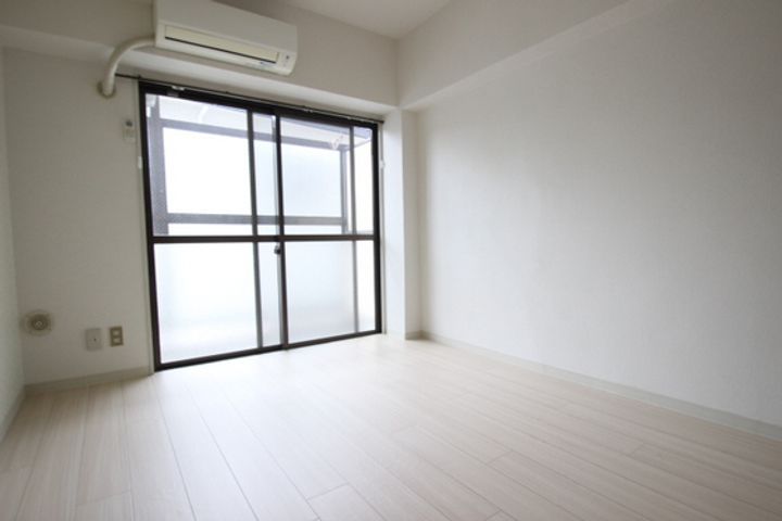 西原マンションの居間