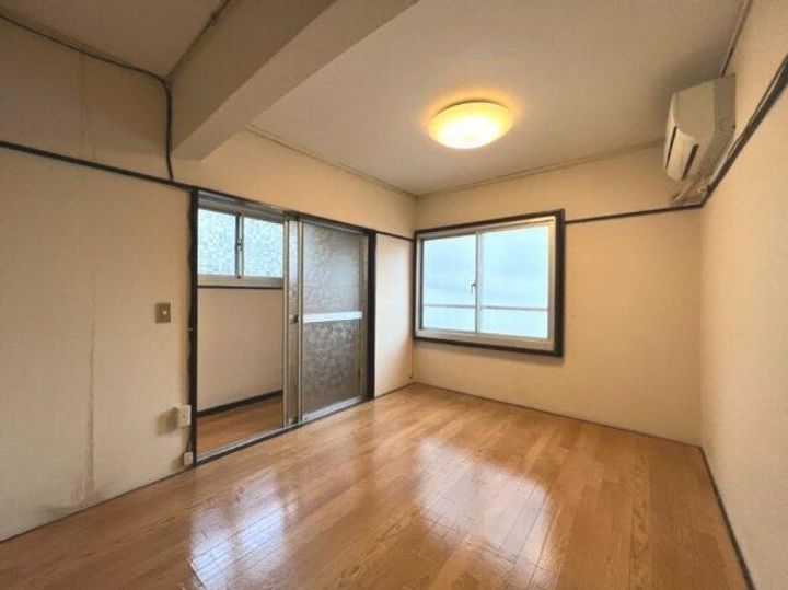 千曲ビルの居間