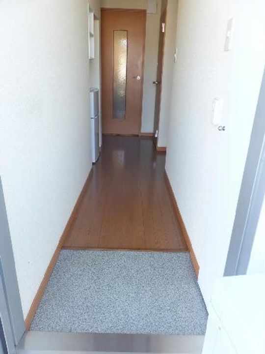 レオパレスE and byの玄関