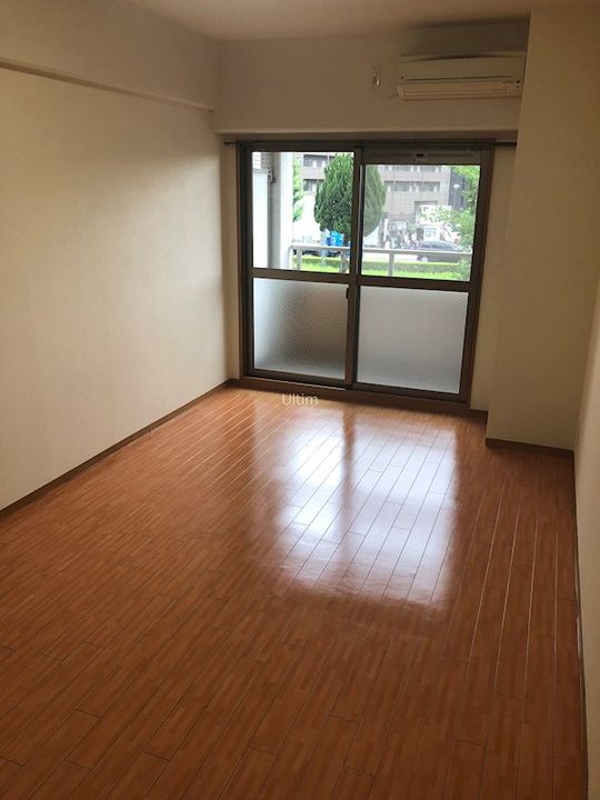ビレイユ眞英河原町の居間