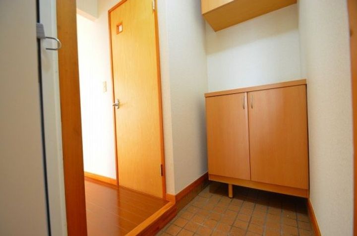 埼玉県北足立郡伊奈町栄3(マンション)の賃貸物件の玄関