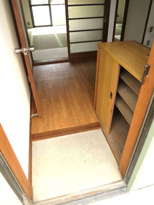 松本ハイツの玄関