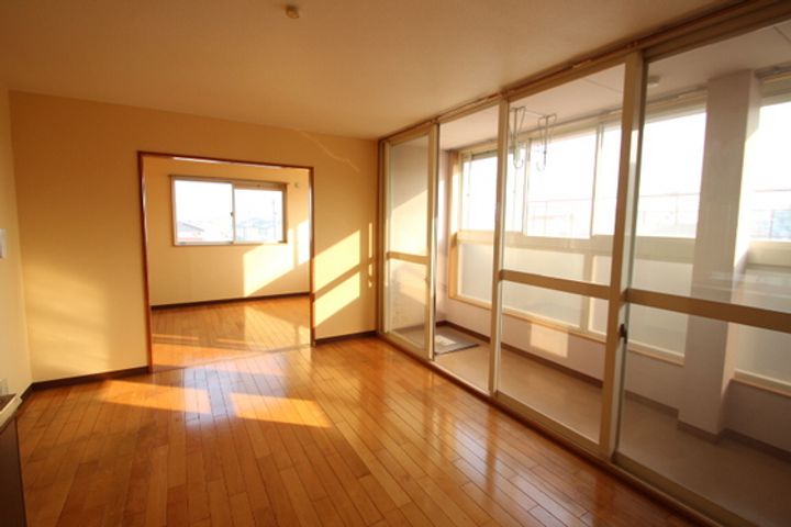 ドルチェ新保の居間