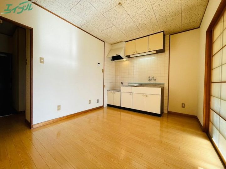 コウヨウ羽津ハイツの居間