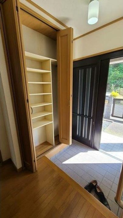 三重県伊賀市桐ケ丘8(一戸建)の賃貸物件の玄関