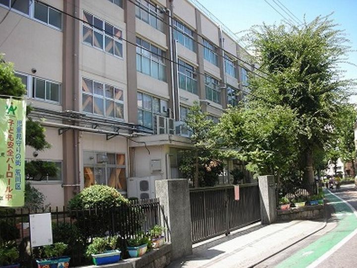 サラデカサの周辺