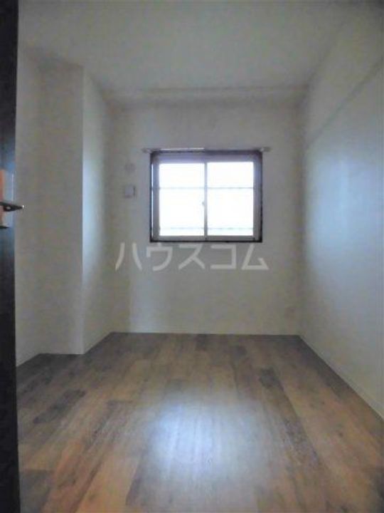 アルベルク河原の内装