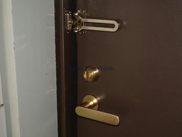 時の村21号館の玄関