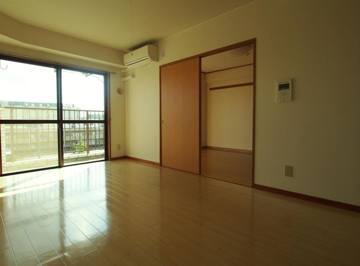 マンション桜の居間