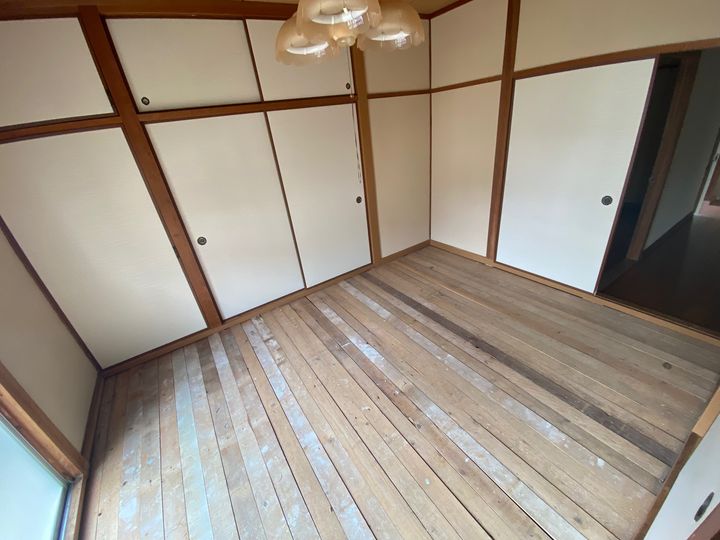 田平アパートの玄関