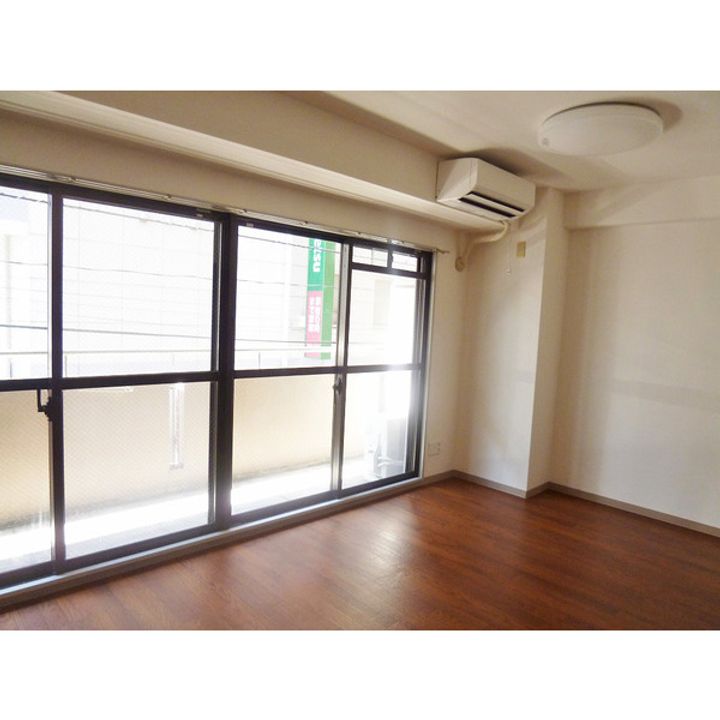 フラットフォーレストの居間