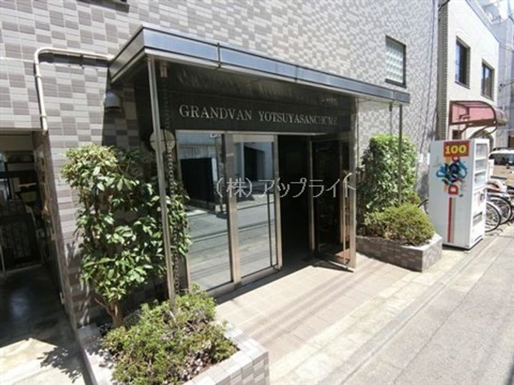 グランヴァン四谷三丁目の地図