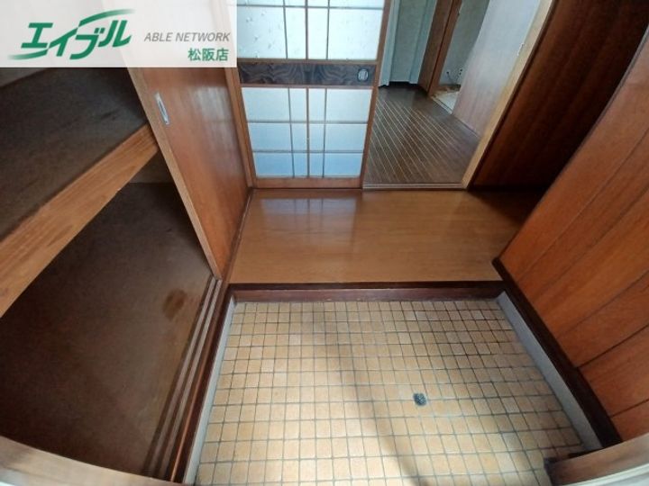 横井マンションの玄関