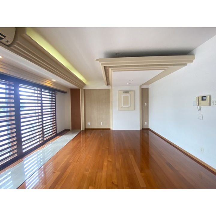 プレシャスアパートメントの居間