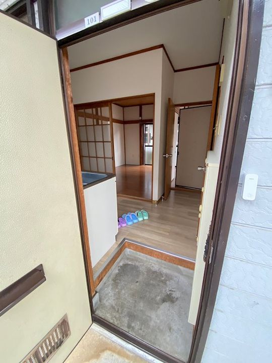 たちばなハイツCの玄関