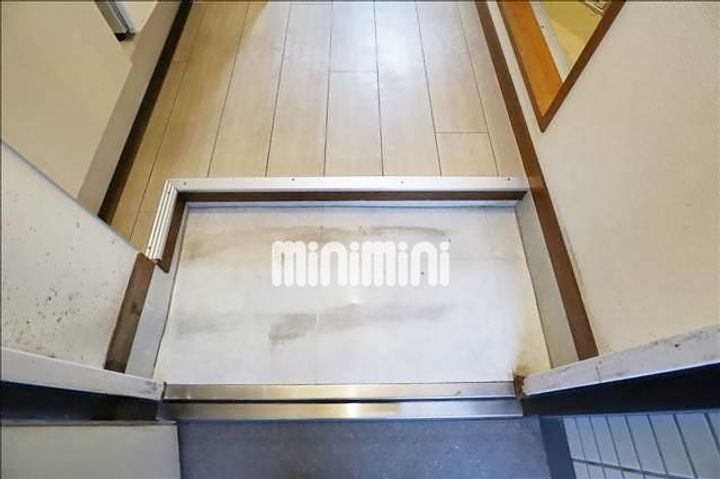 鏡ヶ池ハイツの玄関