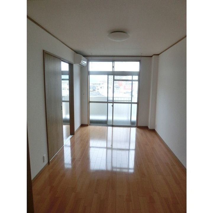 静岡県沼津市御幸町(マンション)の賃貸物件の居間