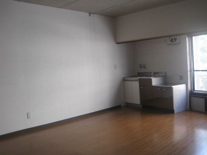 上町3丁目アパートの居間