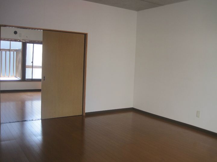 上町3丁目アパートの居間