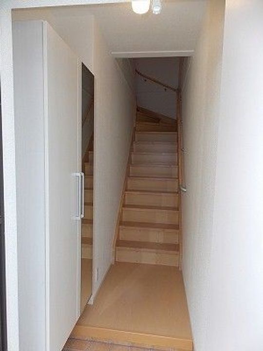 ジャスミン Bの玄関