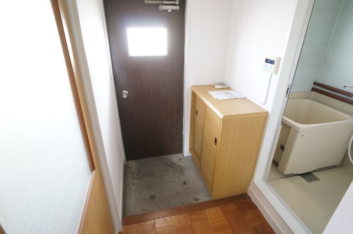 一瀬ハイツの玄関