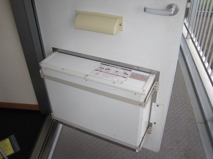 レオパレス天神原の玄関