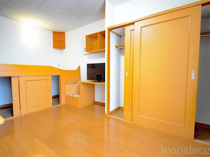 レオパレス天神原の居間