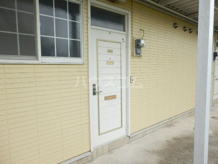 フローラパレスBの玄関