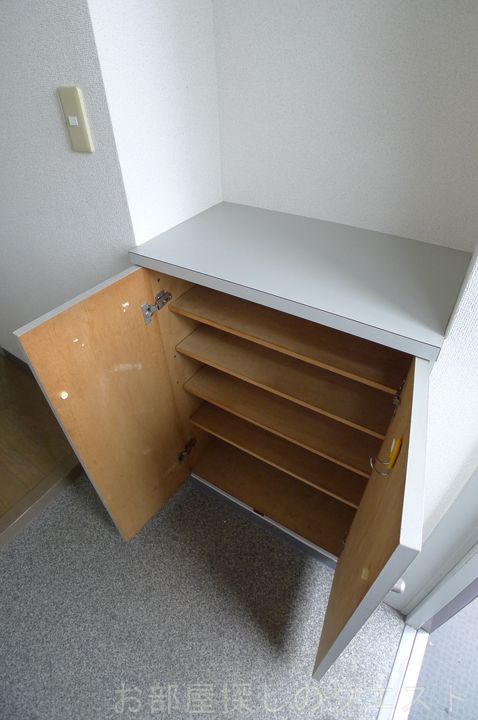 英ハイツの玄関