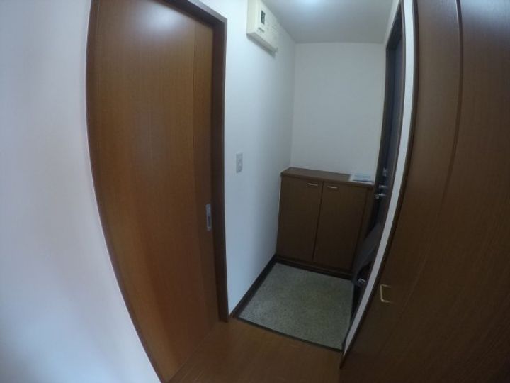 しろがねハイツの玄関