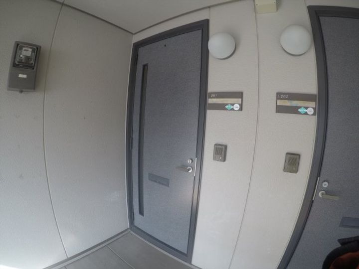 しろがねハイツの玄関