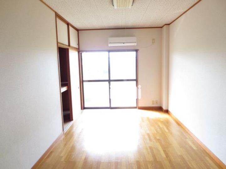 コーポラスアサカの居間