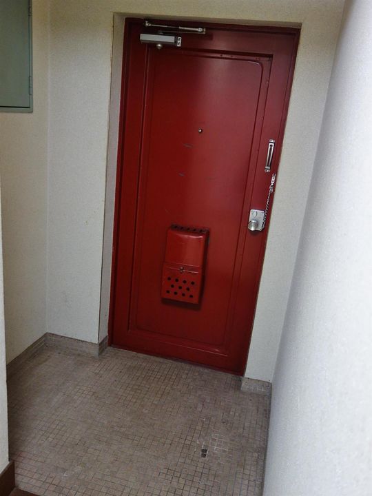 ペガサスマンションの玄関