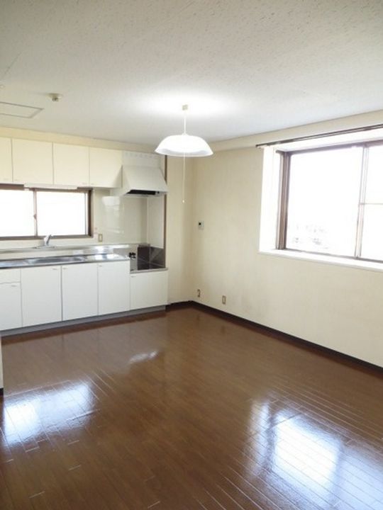 三宅ビルの居間