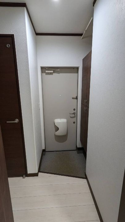 シャルム中島・5番館の玄関