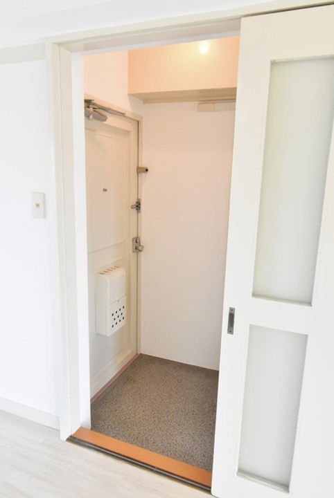 UR岩成台の玄関