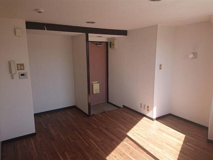 ハイツ八番館の玄関