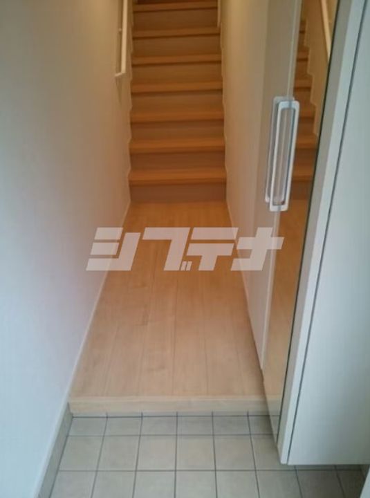 東京都世田谷区砧7(アパート)の賃貸物件の玄関
