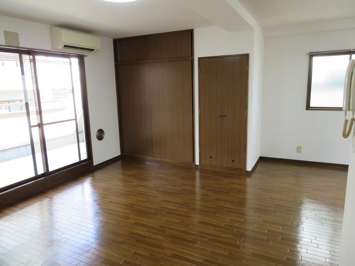 今関ビルの居間