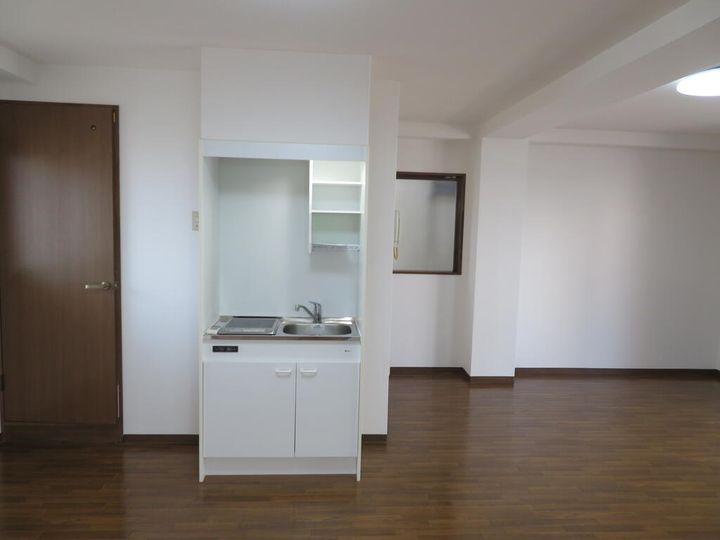 今関ビルの居間