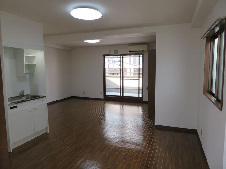 今関ビルの居間