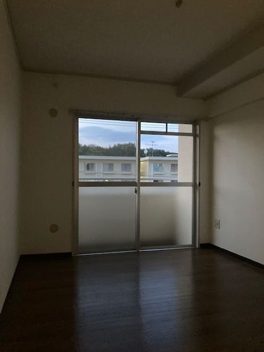 高重ビルの居間