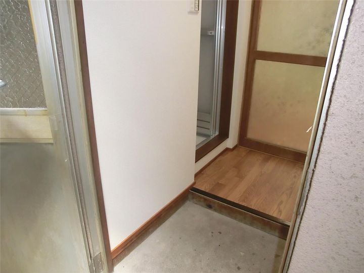 ふきよせマンションの玄関