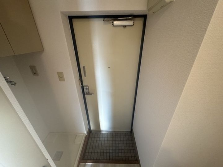 Shoei Building No.11の玄関