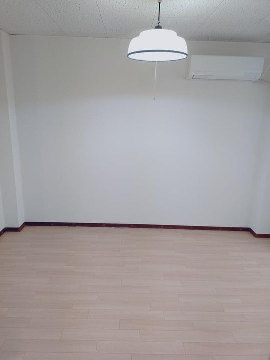 茅野ビルの居間