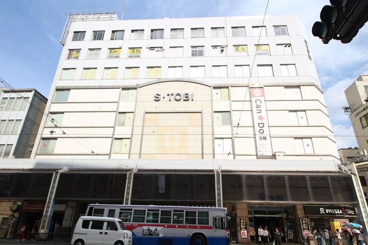 プラス・ドゥ・カネガエの周辺