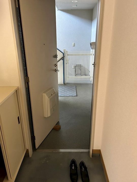 堤ビルの玄関