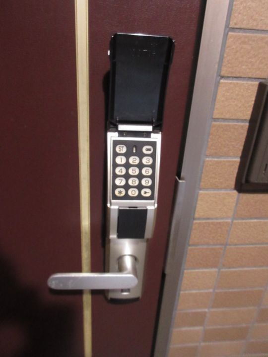 カレッジハウス8の玄関