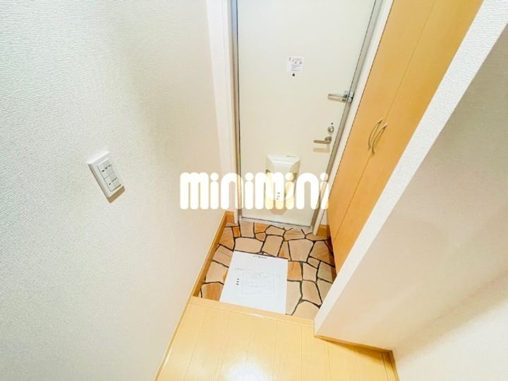 ジャルダン B棟の玄関